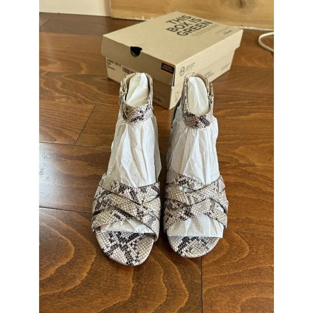 Clarks‎ Women's Caroleigh Rori Heeled Sandal Biege Snake Print 6.5 W NEW